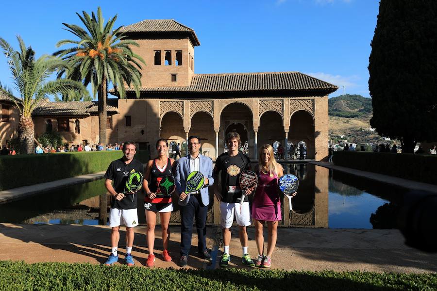 El alcalde de Granada, Francisco Cuenca, ha asistido a la fotografía oficial de promoción del World Padel Tour Granada Open 2018, junto con miembros de la organización y algunos de los participantes