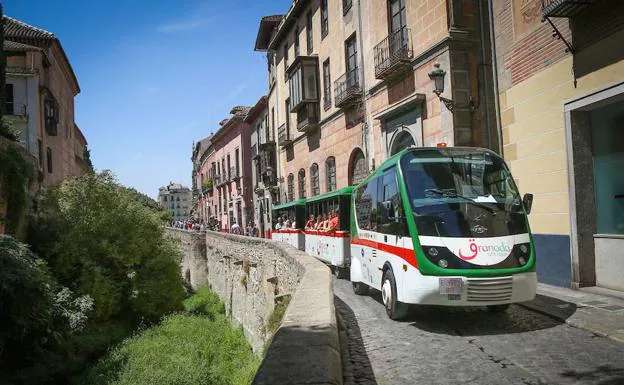 El tren turístico, en marcha.