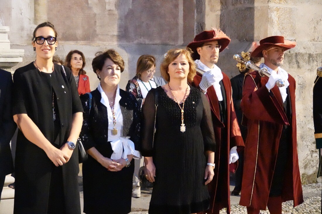 Tras la celebración del acto, se realizó la entrega de la 'Granada de Oro' de la ciudad a la Virgen del Rosario, una distinción otorgada por el Pleno del Ayuntamiento el pasado 2017