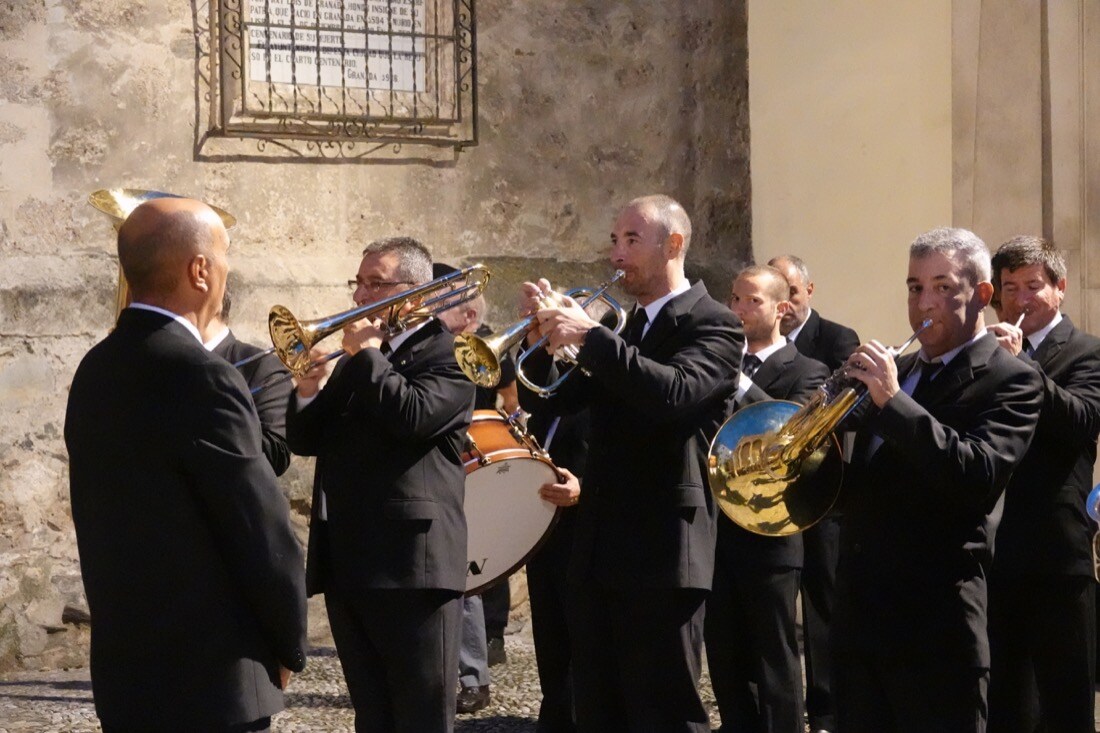 Tras la celebración del acto, se realizó la entrega de la 'Granada de Oro' de la ciudad a la Virgen del Rosario, una distinción otorgada por el Pleno del Ayuntamiento el pasado 2017