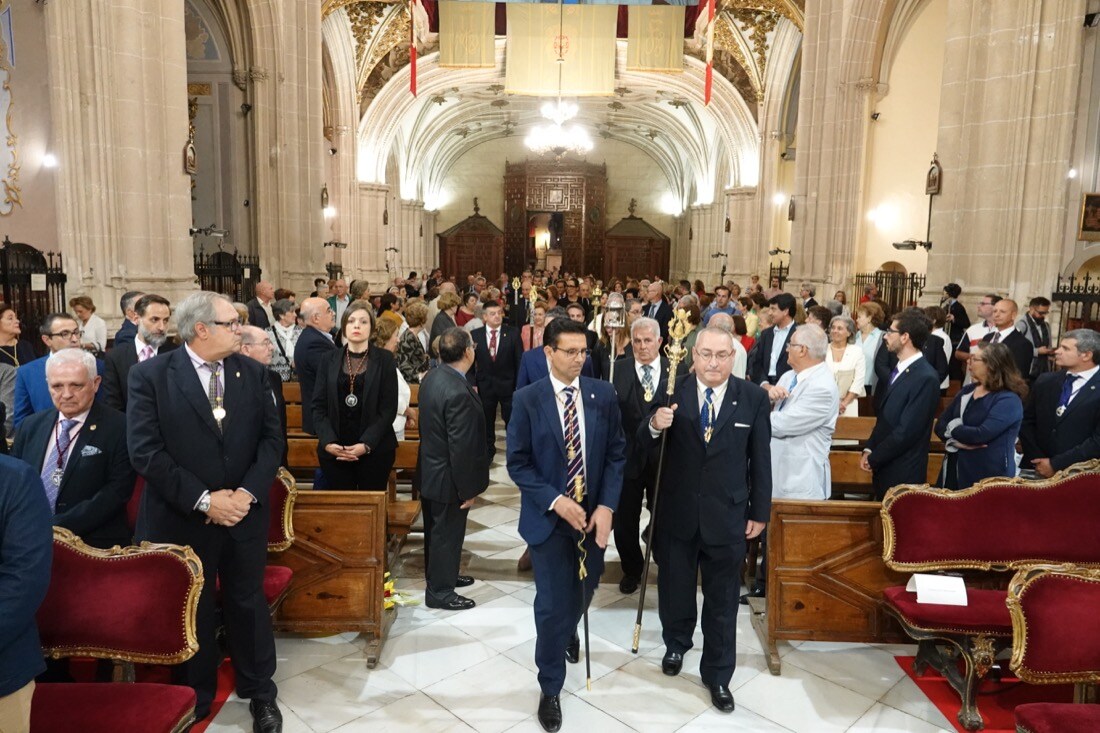 Tras la celebración del acto, se realizó la entrega de la 'Granada de Oro' de la ciudad a la Virgen del Rosario, una distinción otorgada por el Pleno del Ayuntamiento el pasado 2017