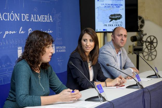 La alcaldesa de Alboloduy, Sonia Guil (izquierda) junto a Carmen B. López y Antonio Oliva 