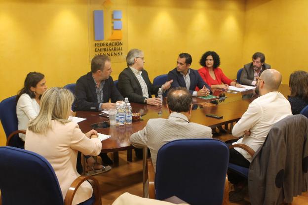 Reunión ayer de los representantes de los comerciantes con el director general de Comercio, Raúl Perales, tercero por la izquierda. 