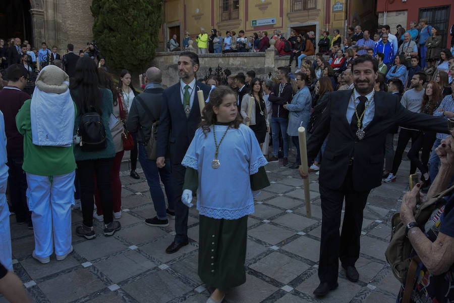 Faltaban escasos minutos para las tres de la tarde cuando la dolorosa que hace trescientos años tallara Risueño llegaba al altar donde será coronada canónicamente la mañana de este sábado 13 de octubre