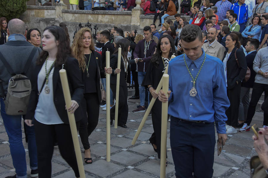 Faltaban escasos minutos para las tres de la tarde cuando la dolorosa que hace trescientos años tallara Risueño llegaba al altar donde será coronada canónicamente la mañana de este sábado 13 de octubre