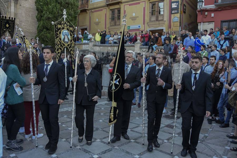 Faltaban escasos minutos para las tres de la tarde cuando la dolorosa que hace trescientos años tallara Risueño llegaba al altar donde será coronada canónicamente la mañana de este sábado 13 de octubre