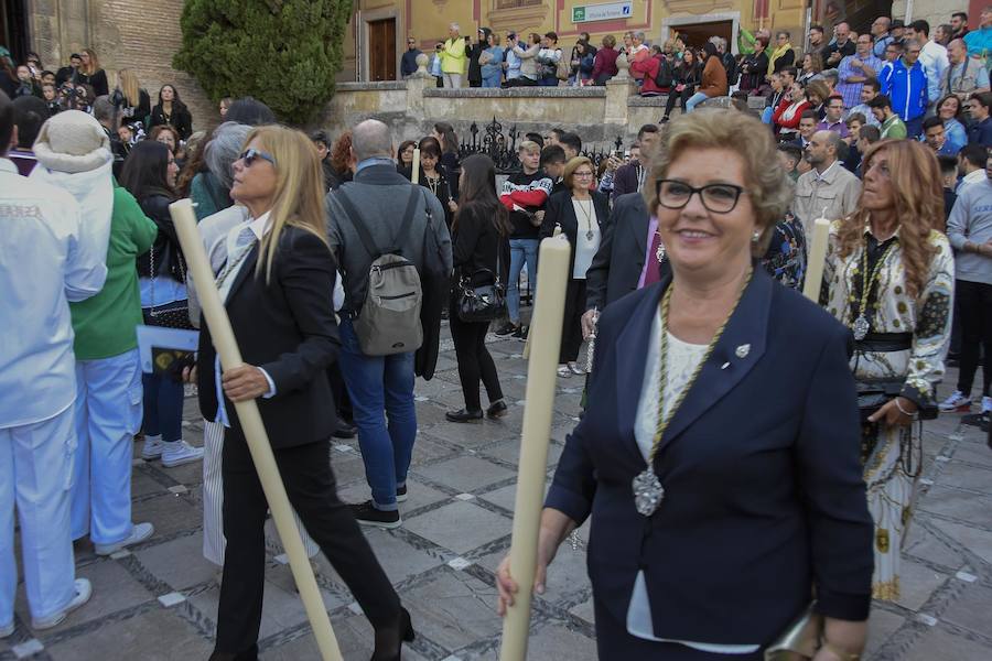 Faltaban escasos minutos para las tres de la tarde cuando la dolorosa que hace trescientos años tallara Risueño llegaba al altar donde será coronada canónicamente la mañana de este sábado 13 de octubre