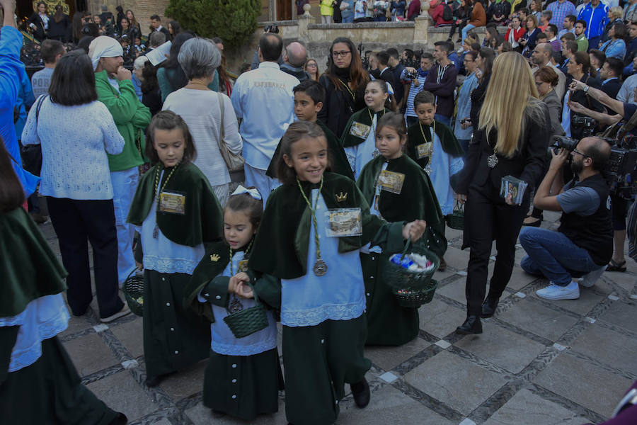 Faltaban escasos minutos para las tres de la tarde cuando la dolorosa que hace trescientos años tallara Risueño llegaba al altar donde será coronada canónicamente la mañana de este sábado 13 de octubre