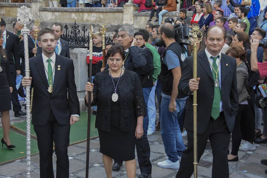 Faltaban escasos minutos para las tres de la tarde cuando la dolorosa que hace trescientos años tallara Risueño llegaba al altar donde será coronada canónicamente la mañana de este sábado 13 de octubre