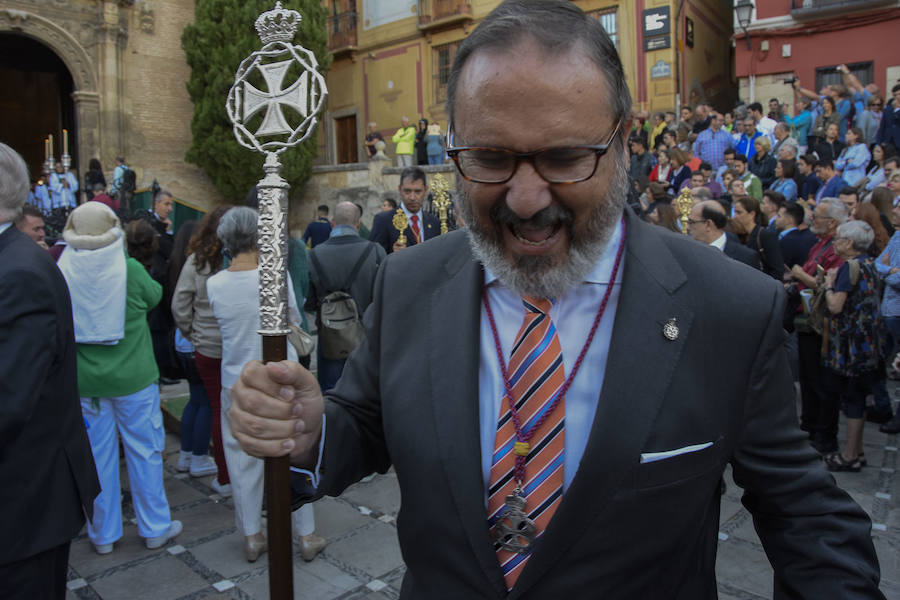 Faltaban escasos minutos para las tres de la tarde cuando la dolorosa que hace trescientos años tallara Risueño llegaba al altar donde será coronada canónicamente la mañana de este sábado 13 de octubre