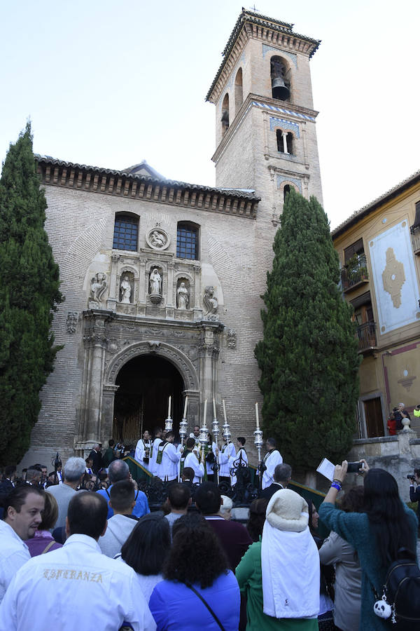 Faltaban escasos minutos para las tres de la tarde cuando la dolorosa que hace trescientos años tallara Risueño llegaba al altar donde será coronada canónicamente la mañana de este sábado 13 de octubre