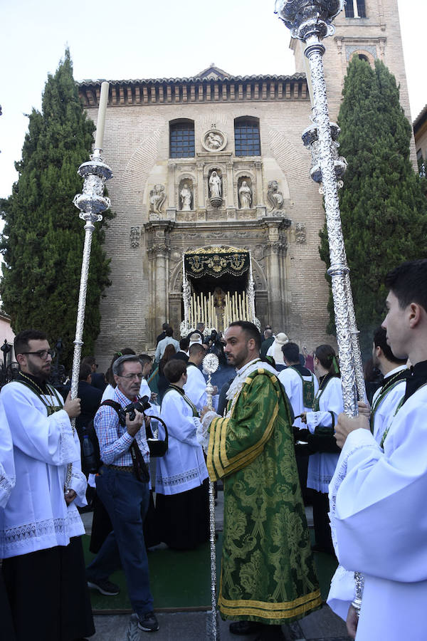 Faltaban escasos minutos para las tres de la tarde cuando la dolorosa que hace trescientos años tallara Risueño llegaba al altar donde será coronada canónicamente la mañana de este sábado 13 de octubre