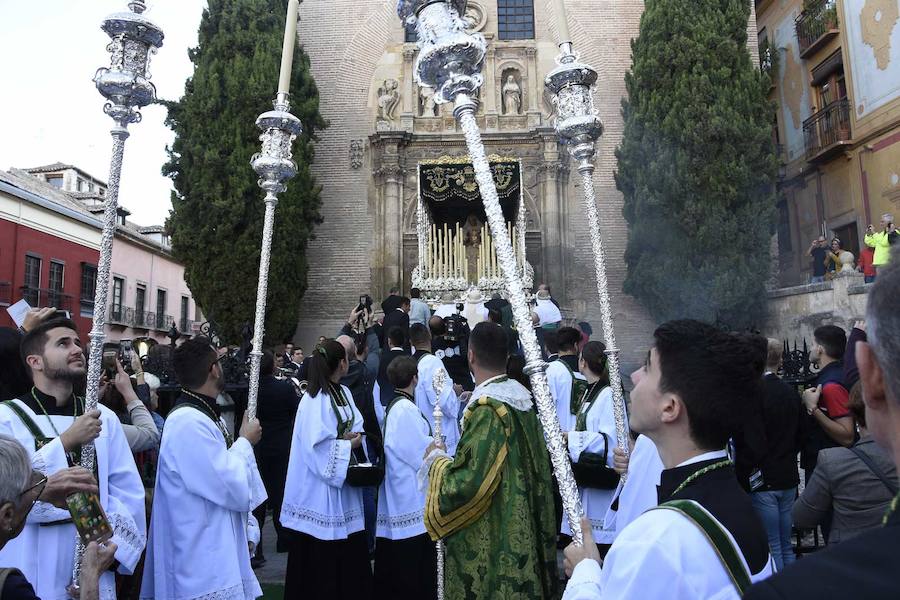 Faltaban escasos minutos para las tres de la tarde cuando la dolorosa que hace trescientos años tallara Risueño llegaba al altar donde será coronada canónicamente la mañana de este sábado 13 de octubre