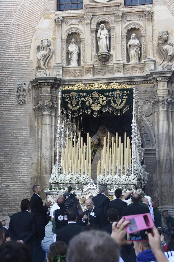 Faltaban escasos minutos para las tres de la tarde cuando la dolorosa que hace trescientos años tallara Risueño llegaba al altar donde será coronada canónicamente la mañana de este sábado 13 de octubre