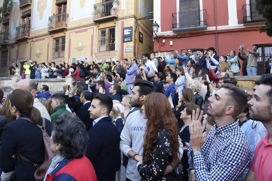 Faltaban escasos minutos para las tres de la tarde cuando la dolorosa que hace trescientos años tallara Risueño llegaba al altar donde será coronada canónicamente la mañana de este sábado 13 de octubre