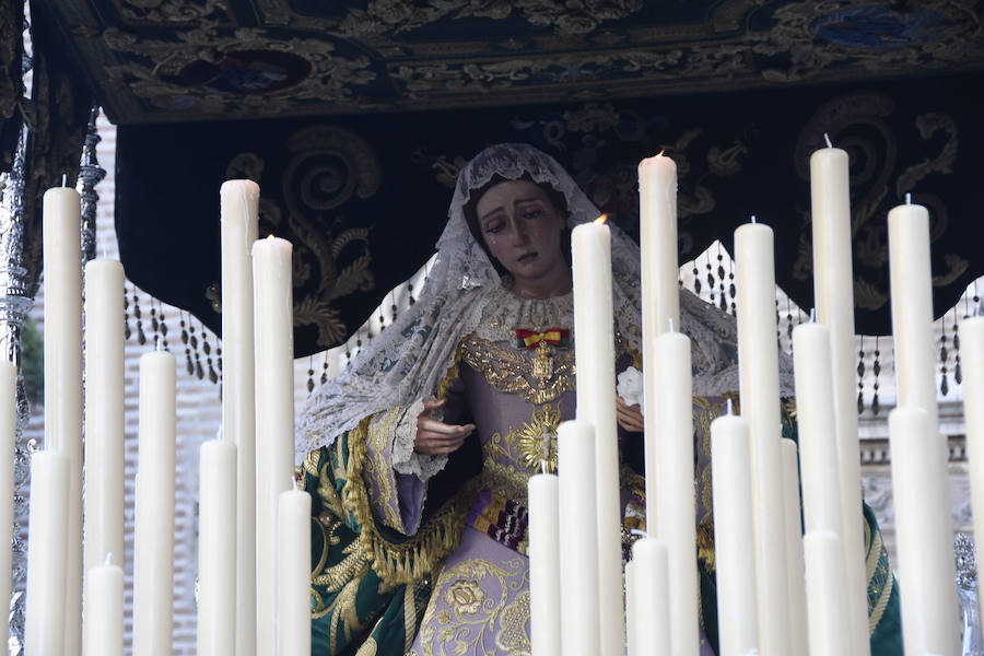 Faltaban escasos minutos para las tres de la tarde cuando la dolorosa que hace trescientos años tallara Risueño llegaba al altar donde será coronada canónicamente la mañana de este sábado 13 de octubre