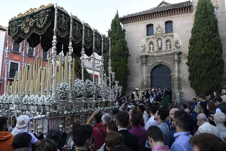 Faltaban escasos minutos para las tres de la tarde cuando la dolorosa que hace trescientos años tallara Risueño llegaba al altar donde será coronada canónicamente la mañana de este sábado 13 de octubre