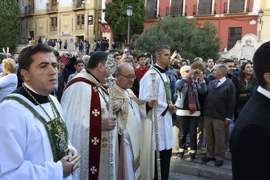 Faltaban escasos minutos para las tres de la tarde cuando la dolorosa que hace trescientos años tallara Risueño llegaba al altar donde será coronada canónicamente la mañana de este sábado 13 de octubre