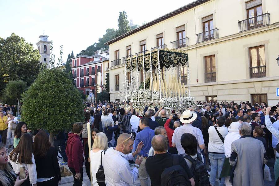 Faltaban escasos minutos para las tres de la tarde cuando la dolorosa que hace trescientos años tallara Risueño llegaba al altar donde será coronada canónicamente la mañana de este sábado 13 de octubre