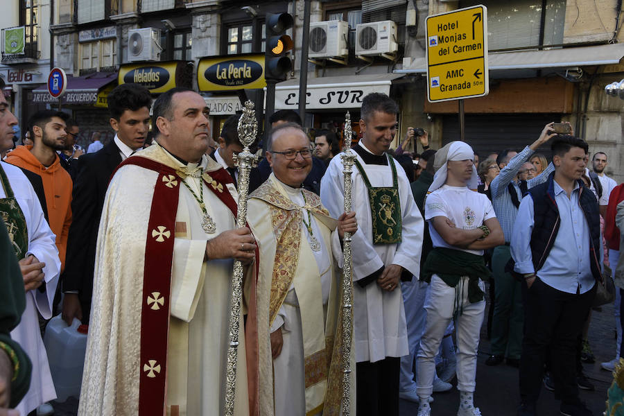 Faltaban escasos minutos para las tres de la tarde cuando la dolorosa que hace trescientos años tallara Risueño llegaba al altar donde será coronada canónicamente la mañana de este sábado 13 de octubre