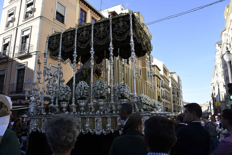 Faltaban escasos minutos para las tres de la tarde cuando la dolorosa que hace trescientos años tallara Risueño llegaba al altar donde será coronada canónicamente la mañana de este sábado 13 de octubre