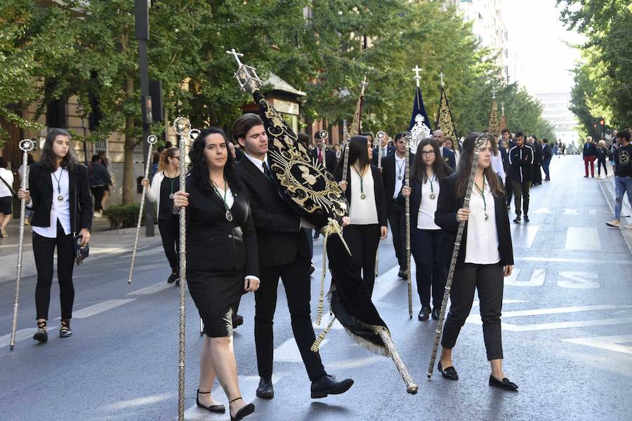 Faltaban escasos minutos para las tres de la tarde cuando la dolorosa que hace trescientos años tallara Risueño llegaba al altar donde será coronada canónicamente la mañana de este sábado 13 de octubre