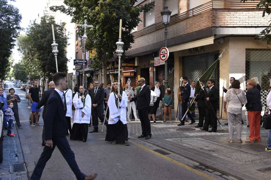 Faltaban escasos minutos para las tres de la tarde cuando la dolorosa que hace trescientos años tallara Risueño llegaba al altar donde será coronada canónicamente la mañana de este sábado 13 de octubre