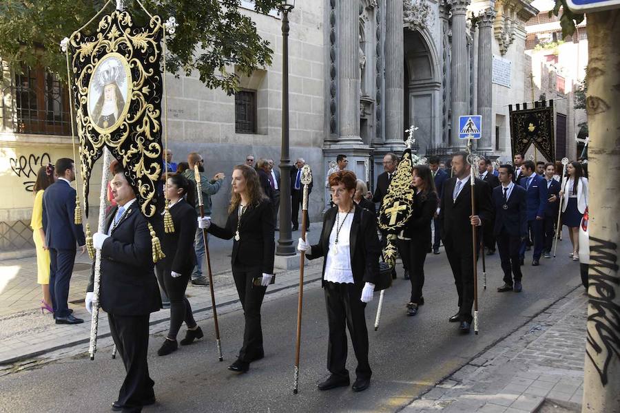 Faltaban escasos minutos para las tres de la tarde cuando la dolorosa que hace trescientos años tallara Risueño llegaba al altar donde será coronada canónicamente la mañana de este sábado 13 de octubre