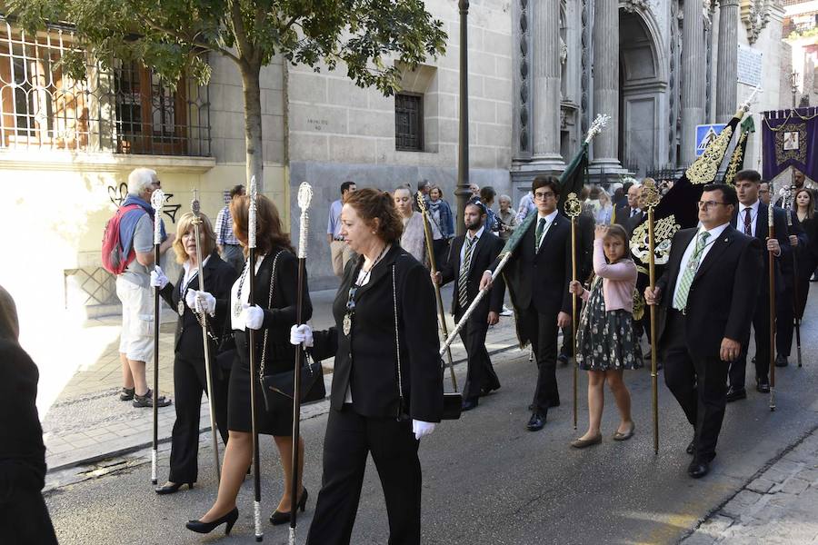 Faltaban escasos minutos para las tres de la tarde cuando la dolorosa que hace trescientos años tallara Risueño llegaba al altar donde será coronada canónicamente la mañana de este sábado 13 de octubre