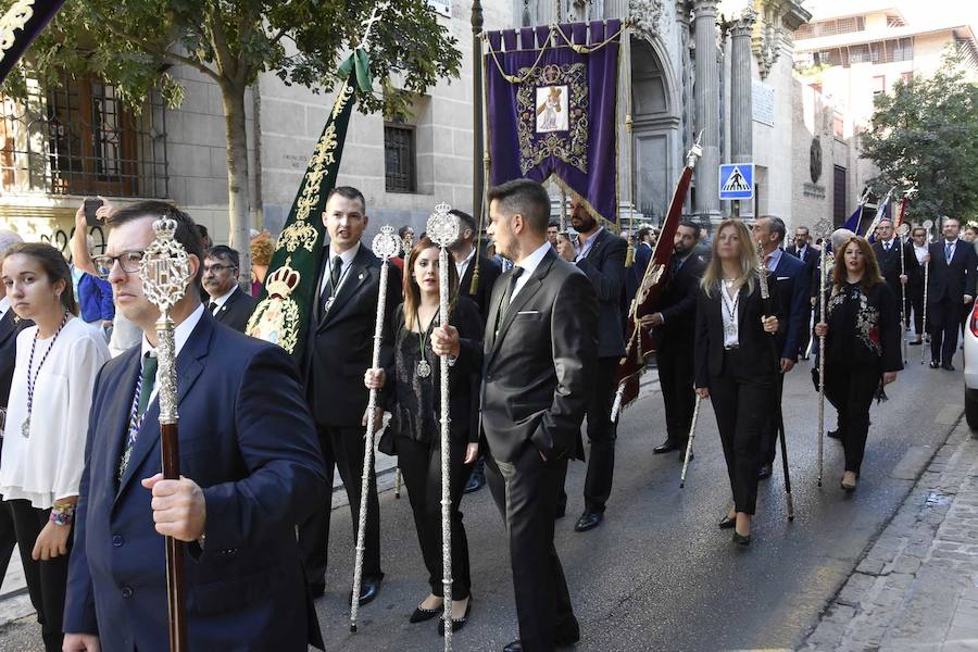 Faltaban escasos minutos para las tres de la tarde cuando la dolorosa que hace trescientos años tallara Risueño llegaba al altar donde será coronada canónicamente la mañana de este sábado 13 de octubre