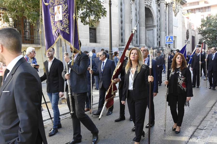 Faltaban escasos minutos para las tres de la tarde cuando la dolorosa que hace trescientos años tallara Risueño llegaba al altar donde será coronada canónicamente la mañana de este sábado 13 de octubre