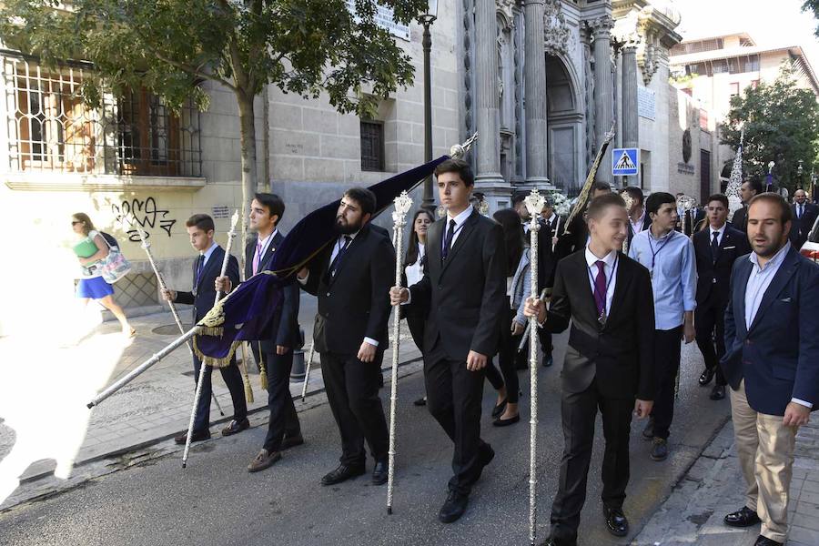 Faltaban escasos minutos para las tres de la tarde cuando la dolorosa que hace trescientos años tallara Risueño llegaba al altar donde será coronada canónicamente la mañana de este sábado 13 de octubre