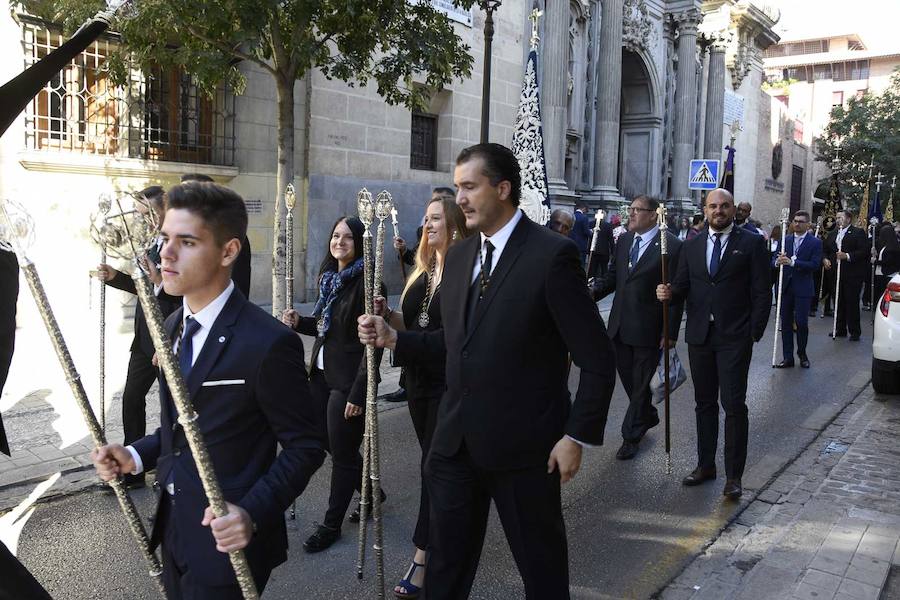 Faltaban escasos minutos para las tres de la tarde cuando la dolorosa que hace trescientos años tallara Risueño llegaba al altar donde será coronada canónicamente la mañana de este sábado 13 de octubre