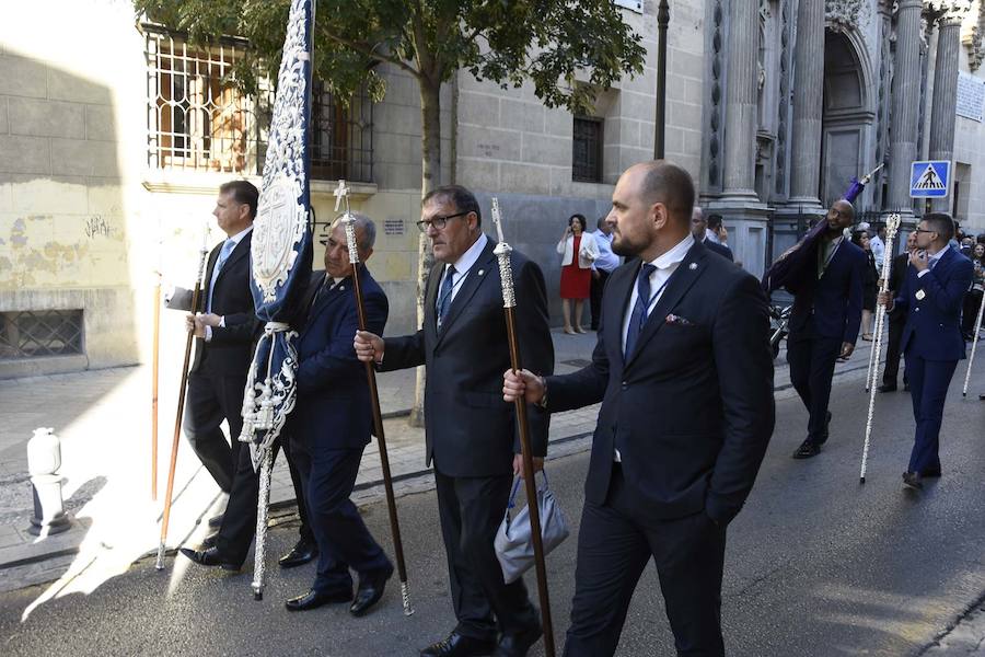 Faltaban escasos minutos para las tres de la tarde cuando la dolorosa que hace trescientos años tallara Risueño llegaba al altar donde será coronada canónicamente la mañana de este sábado 13 de octubre