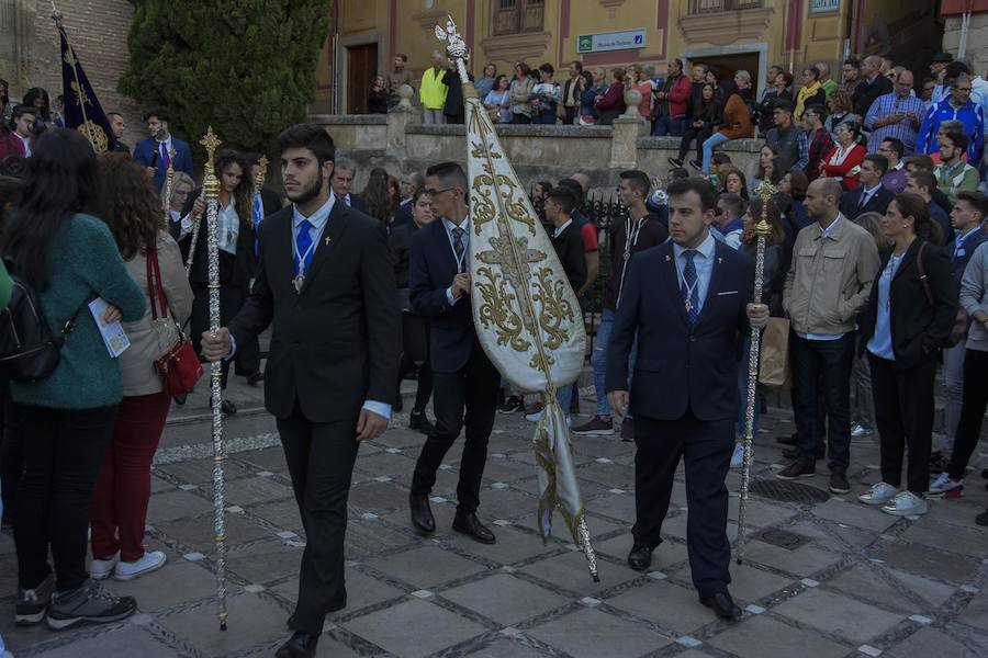 Faltaban escasos minutos para las tres de la tarde cuando la dolorosa que hace trescientos años tallara Risueño llegaba al altar donde será coronada canónicamente la mañana de este sábado 13 de octubre