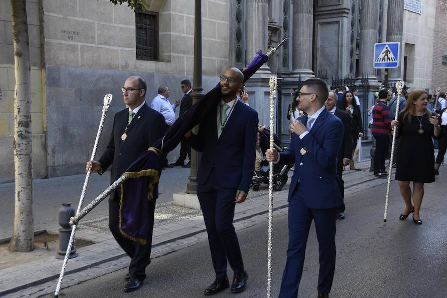 Faltaban escasos minutos para las tres de la tarde cuando la dolorosa que hace trescientos años tallara Risueño llegaba al altar donde será coronada canónicamente la mañana de este sábado 13 de octubre