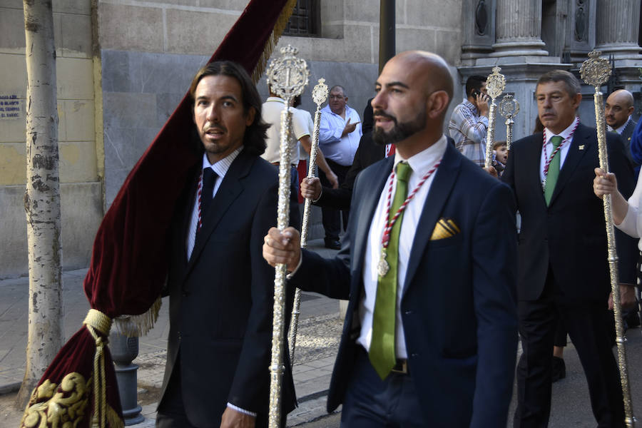 Faltaban escasos minutos para las tres de la tarde cuando la dolorosa que hace trescientos años tallara Risueño llegaba al altar donde será coronada canónicamente la mañana de este sábado 13 de octubre