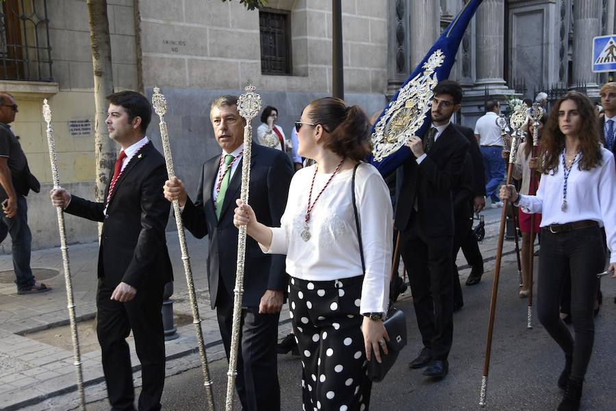 Faltaban escasos minutos para las tres de la tarde cuando la dolorosa que hace trescientos años tallara Risueño llegaba al altar donde será coronada canónicamente la mañana de este sábado 13 de octubre