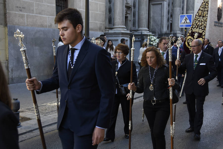 Faltaban escasos minutos para las tres de la tarde cuando la dolorosa que hace trescientos años tallara Risueño llegaba al altar donde será coronada canónicamente la mañana de este sábado 13 de octubre