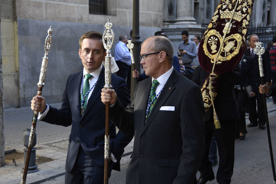 Faltaban escasos minutos para las tres de la tarde cuando la dolorosa que hace trescientos años tallara Risueño llegaba al altar donde será coronada canónicamente la mañana de este sábado 13 de octubre