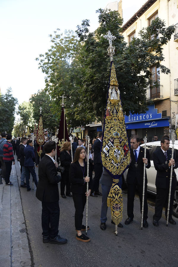 Faltaban escasos minutos para las tres de la tarde cuando la dolorosa que hace trescientos años tallara Risueño llegaba al altar donde será coronada canónicamente la mañana de este sábado 13 de octubre