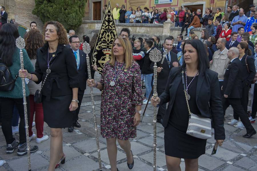 Faltaban escasos minutos para las tres de la tarde cuando la dolorosa que hace trescientos años tallara Risueño llegaba al altar donde será coronada canónicamente la mañana de este sábado 13 de octubre