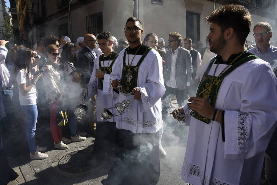 Faltaban escasos minutos para las tres de la tarde cuando la dolorosa que hace trescientos años tallara Risueño llegaba al altar donde será coronada canónicamente la mañana de este sábado 13 de octubre