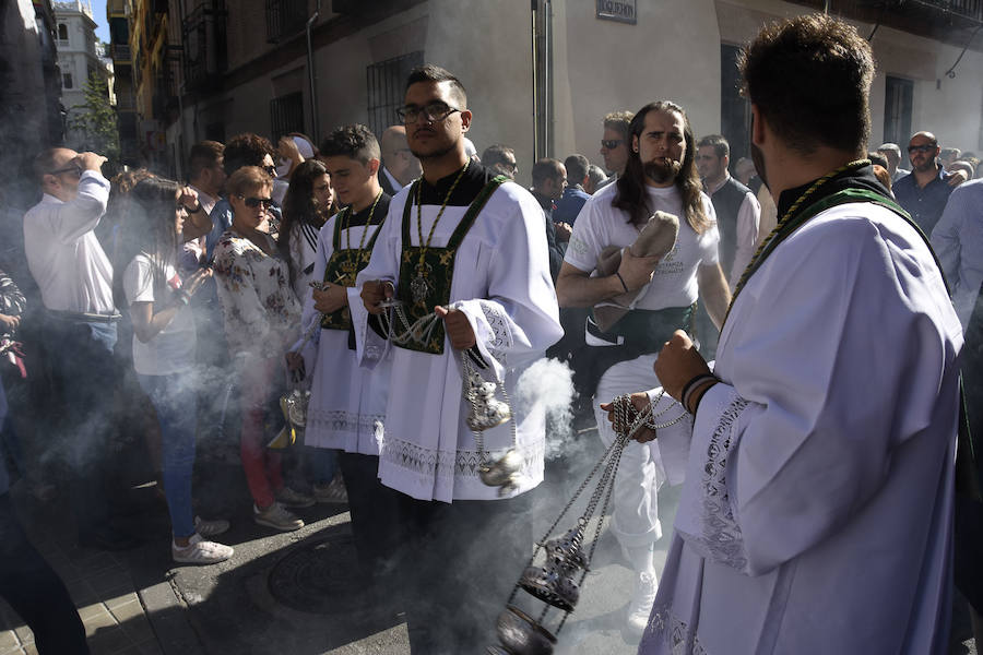 Faltaban escasos minutos para las tres de la tarde cuando la dolorosa que hace trescientos años tallara Risueño llegaba al altar donde será coronada canónicamente la mañana de este sábado 13 de octubre