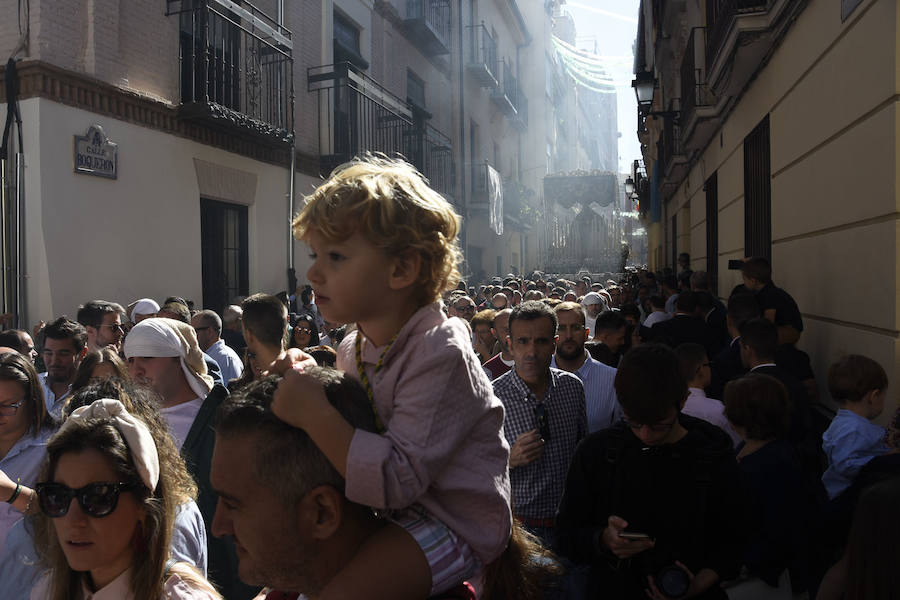 Faltaban escasos minutos para las tres de la tarde cuando la dolorosa que hace trescientos años tallara Risueño llegaba al altar donde será coronada canónicamente la mañana de este sábado 13 de octubre