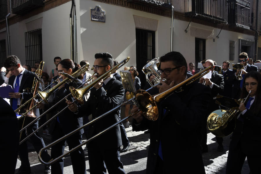 Faltaban escasos minutos para las tres de la tarde cuando la dolorosa que hace trescientos años tallara Risueño llegaba al altar donde será coronada canónicamente la mañana de este sábado 13 de octubre