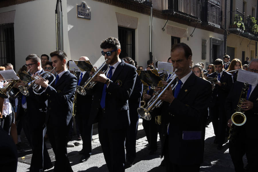 Faltaban escasos minutos para las tres de la tarde cuando la dolorosa que hace trescientos años tallara Risueño llegaba al altar donde será coronada canónicamente la mañana de este sábado 13 de octubre