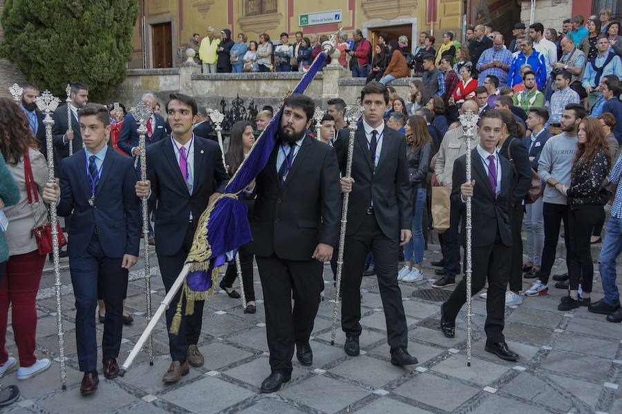 Faltaban escasos minutos para las tres de la tarde cuando la dolorosa que hace trescientos años tallara Risueño llegaba al altar donde será coronada canónicamente la mañana de este sábado 13 de octubre