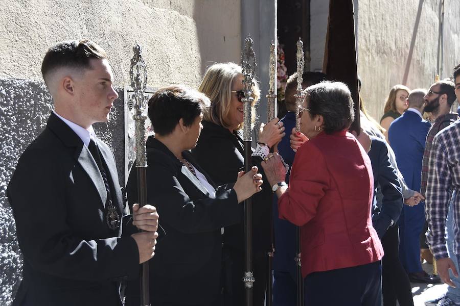 Faltaban escasos minutos para las tres de la tarde cuando la dolorosa que hace trescientos años tallara Risueño llegaba al altar donde será coronada canónicamente la mañana de este sábado 13 de octubre