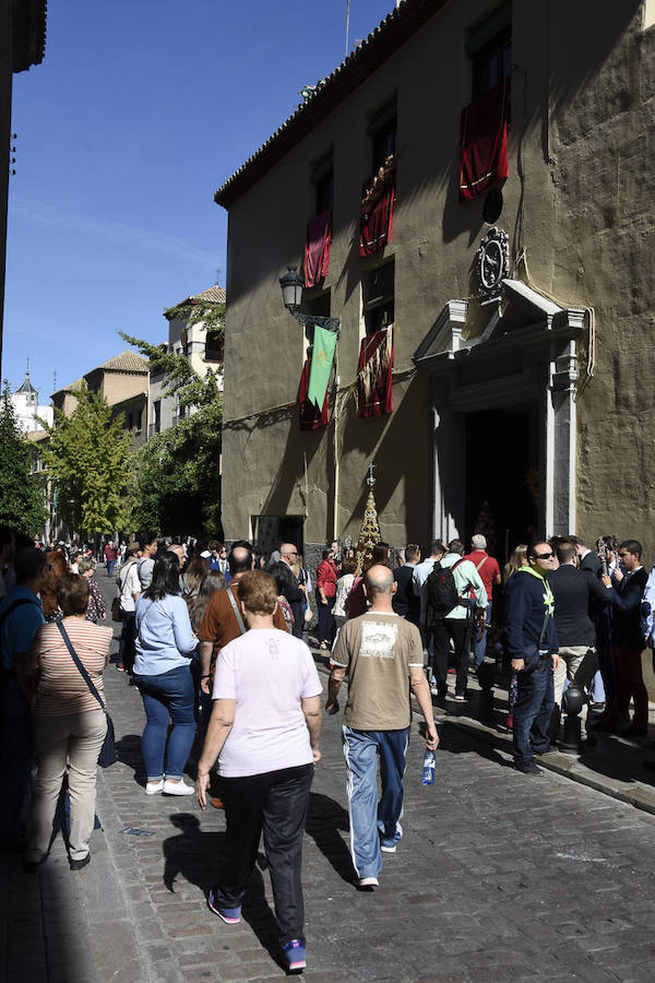 Faltaban escasos minutos para las tres de la tarde cuando la dolorosa que hace trescientos años tallara Risueño llegaba al altar donde será coronada canónicamente la mañana de este sábado 13 de octubre